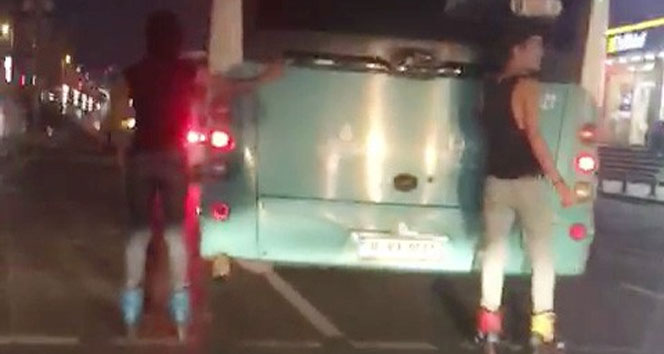 Patenli gençlerin otobüse tutunarak yaptığı tehlikeli yolculuk görüntülendi