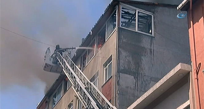 Ataşehir&#039;de çatı katında çıkan yangın paniğe neden oldu