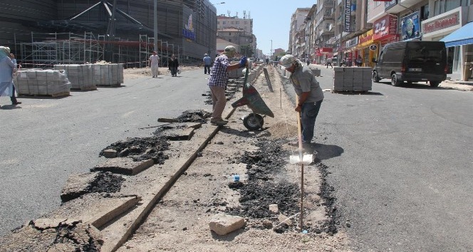 Milli İrade Caddesinde refüj yapımı devam ediyor