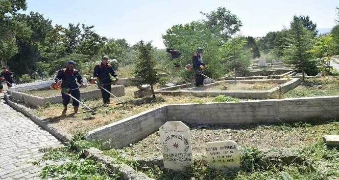 Şuhut’ta mezarlık temizliği yapıldı