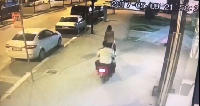 Sakarya&#039;daki motosikletli gasp güvenlik kameralarına yansıdı