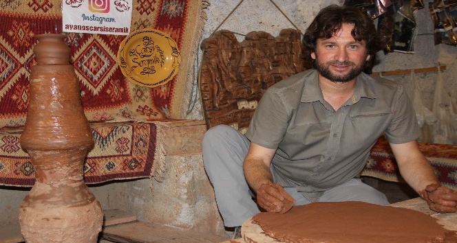 Turistler Kapadokya’ya el ve ayak izlerini bırakıyor