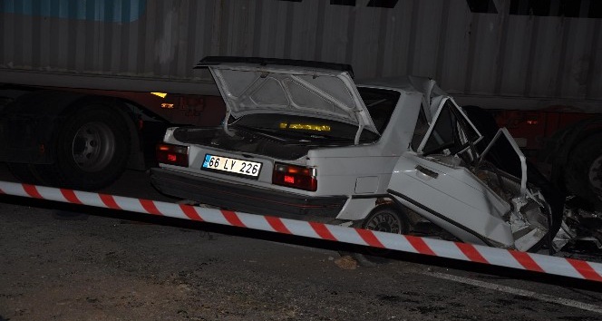 Yozgat’ta otomobil tıra çarptı: 2 ölü