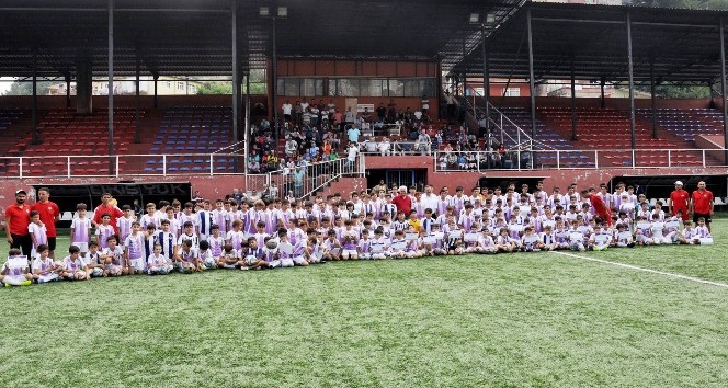 Yaz futbol okuluna gelen 240 genç yeteneğe sertifikalarını Başkan Uysal verdi