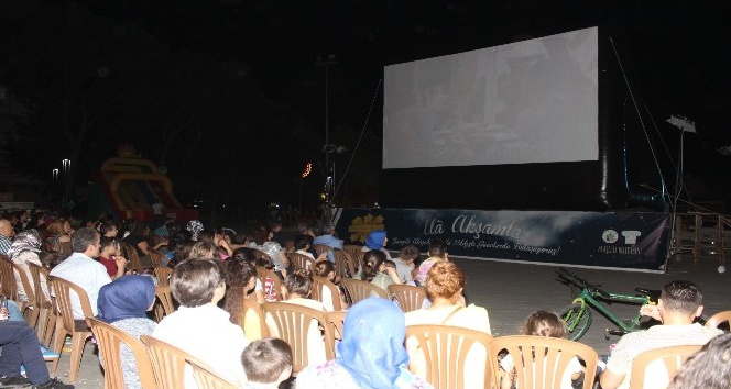 Alaşehirliler açık hava sinemasına büyük ilgi gösterdi