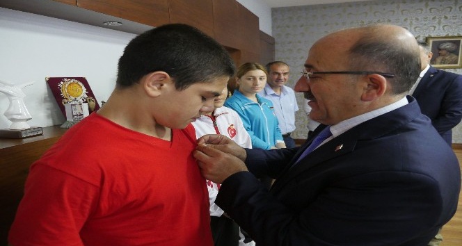 Başkan Gümrükçüoğlu şampiyon boksörleri altın ile ödüllendirdi