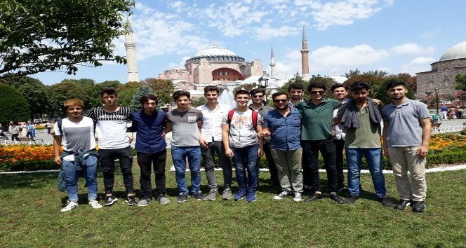 Akademi Lise öğrencilerinden İstanbul çıkartması