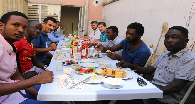 Afrikalı öğrenciler ’kardeşlik kahvaltı sofrası’nda buluştu