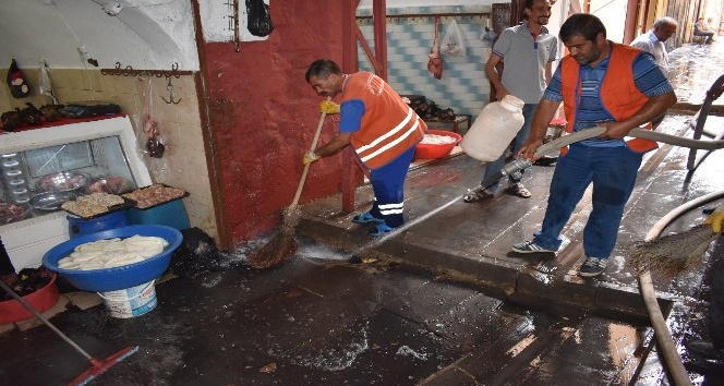 Artuklu Belediyesi sokakları temizliyor