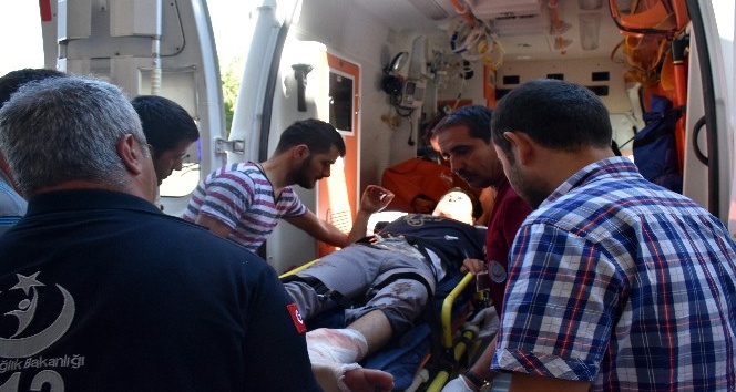 Kazada ayağı kopma aşamasına gelen genç ambulans uçakla sevk edildi