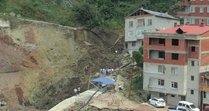 Giresun’da bir inşaatın temelinin kazılması sırasında toprak kayması meydana geldi