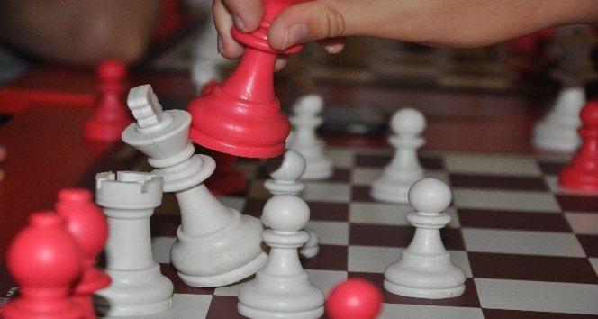 Çocukların yaz aylarında satranç kursu ilgisi