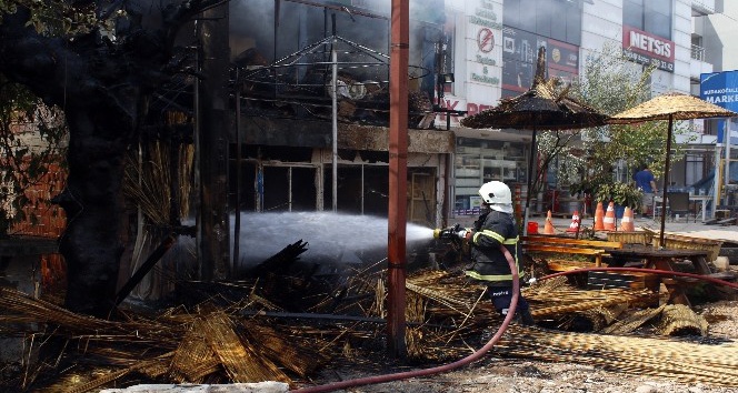 Kopan elektrik teli hasır dükkanını yaktı