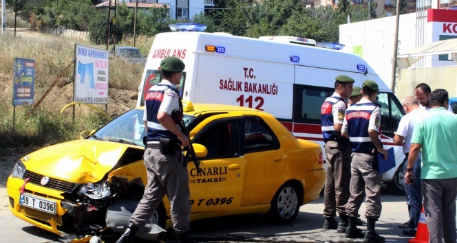 Tekirdağ&#039;da kamyon ile ticari taksi çarpıştı: 2 yaralı