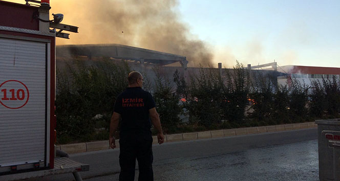 İzmir&#039;deki fabrikada büyük yangın