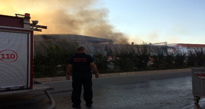 İzmir’deki fabrikada büyük yangın
