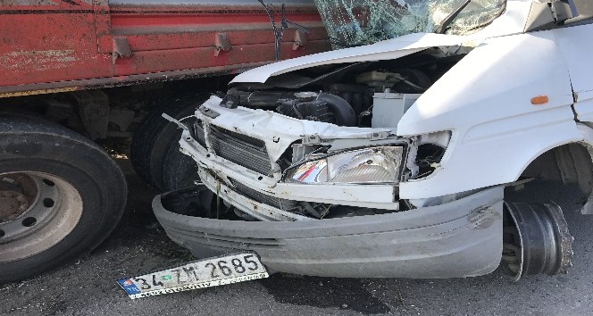 Minibüs, emniyet şeridindeki kamyona ok gibi saplandı: 4 yaralı