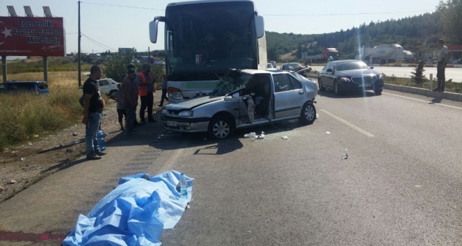 Manisa’da otomobil ile otobüs çarpıştı: 2 ölü