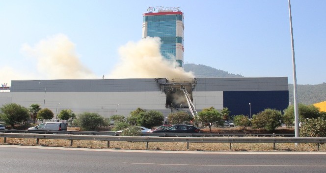 İzmir’de AVM yangını
