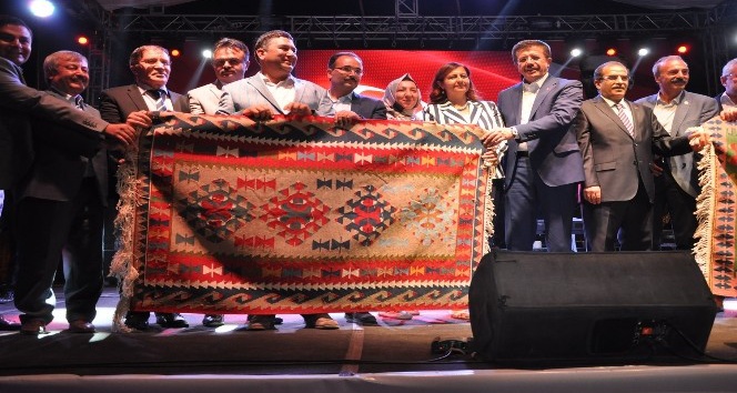 Bakan Zeybekci, Uşak’ta kilim festivaline katıldı