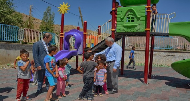 Hakkari’de iki okulun bahçesine çocuk parkı kuruldu