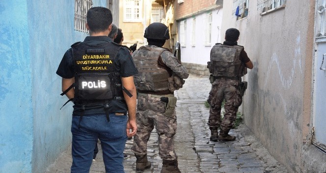 Diyarbakır’da 300 polisle hava destekli şafak operasyonu