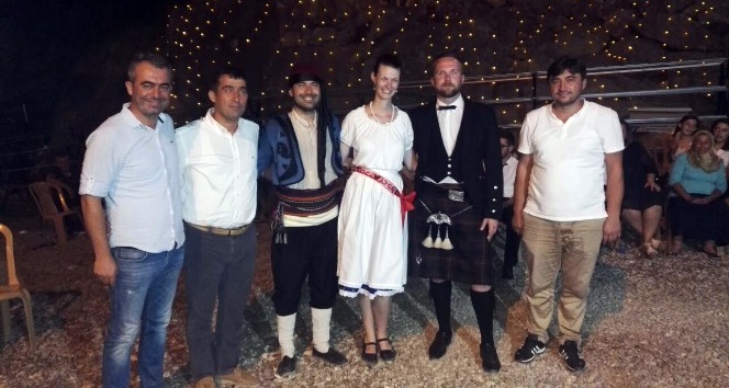 Macar geline yöresel kıyafetlerle düğün