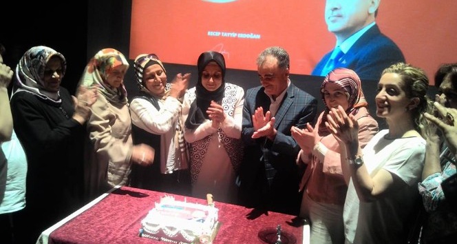 Kadınlar, AK Parti’nin 16’ncı yıldönümü kutladı