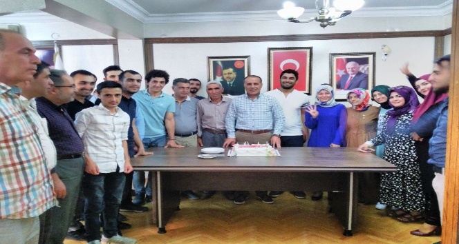 Kayapınar teşkilatı AK Parti’nin 16’ncı kuruluş yıldönümünü kutladı