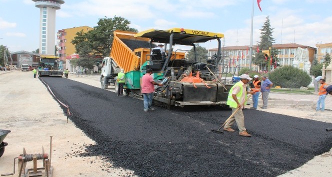 Yenilenen Turhal’da asfalt çalışması başlatıldı
