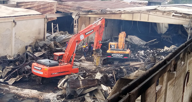 İşçiler, yanan 15 bin metrekarelik alanda kayıp patronlarını arıyor