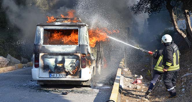 Milas’ta seyir halindeki minibüs alev alev yandı