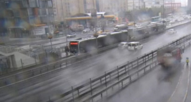 İstanbul&#039;da beklenen yağış başladı; Vatandaşlar zor anlar yaşadı