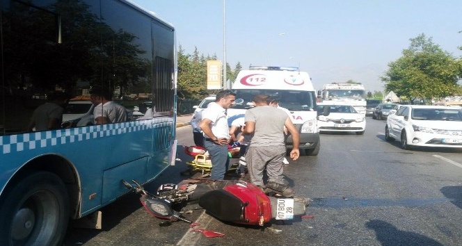 Motosiklet otobüse çarptı: 2 yaralı