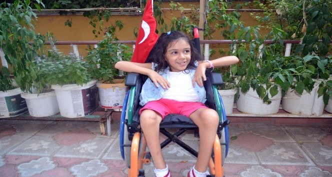 8 yaşındaki bedensel engelli Elif, okuma yazmayı sosyal medyadan öğrendi