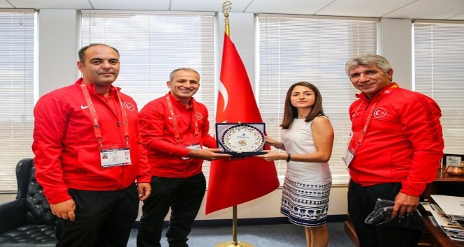 Dünya Şampiyonu İstanbul İtfaiyesi Türkiye’nin Los Angeles Başkonsolosu Gezer tarafından ağırlandı