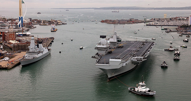 Birleşik Krallığın yeni uçak gemisi &#039;HMS Queen Elizabeth&#039; limana geldi