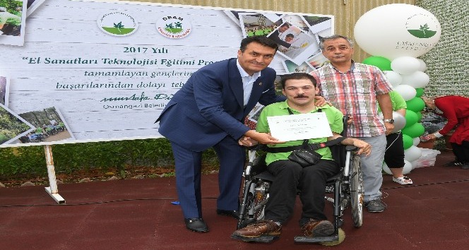 Engelli öğrencilerin sertifika heyecanı