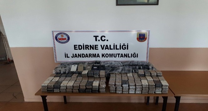 Edirne’de 750 bin TL’lik kaçak cep telefonu ele geçirildi