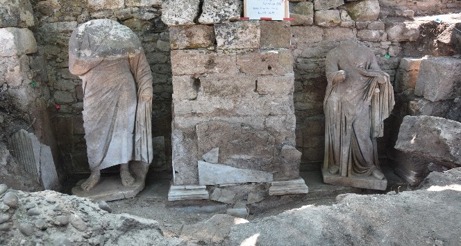 Side Antik Kentinde Roma Dönemine ait iki heykel bulundu