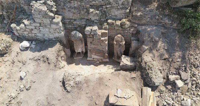 Side Antik Kentinde Roma Dönemine ait iki heykel bulundu