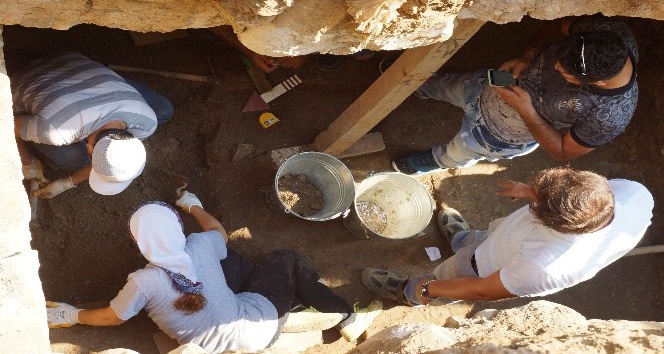 İsale hattı kazısında ortaya çıkan oda mezarda çalışmalar devam ediyor