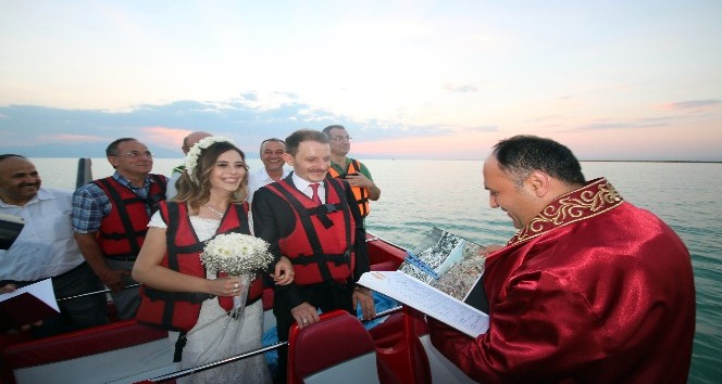 Göl ortasında jetboatta evlendiler