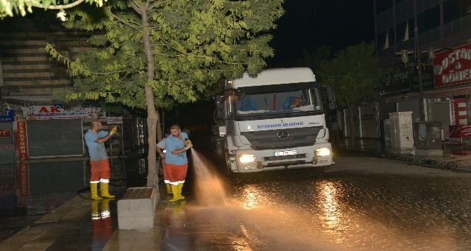 Gazi Caddesi tazyikli su ile yıkandı