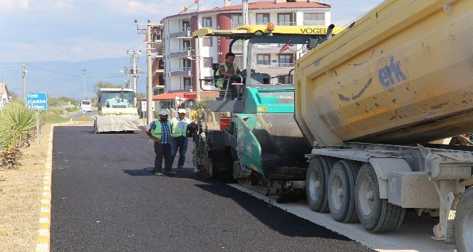 Burhaniye’de Kuvvayi Milliye Bulvarı asfaltlanıyor