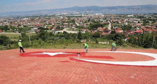 600 metrekarelik dev Türk bayrağı yenilendi