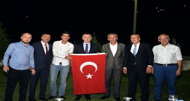 Türk bayrağını alevlerden kurtaran genç ödüllendirildi