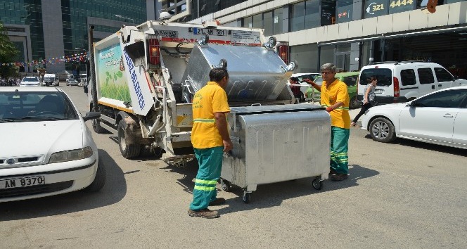 Akdeniz Belediyesi, çöp konteynerlerini yeniliyor