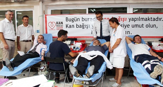Sağlıkçılar kan bağışladı