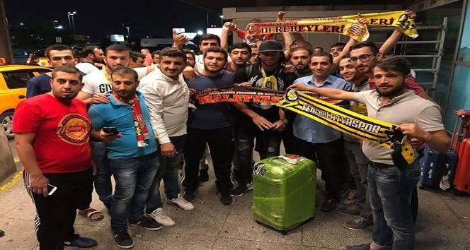Evkur Yeni Malatyaspor’un yeni transferi Arturo Mina’ya havaalanında karşılama